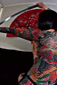 Спадарыня поўная малюнкаў татуіроўкі злога цмока, уладарных колерам