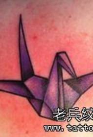 la figura del tatuaggio ha raccomandato un gruppo di lavori di tatuaggio con gru di carta