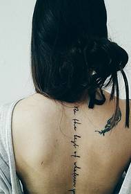 Английска татуировка на татуировката на гръбначния стълб на момичето