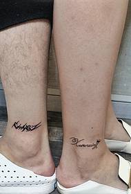 Bajo los pies descalzos, un pequeño patrón de tatuaje de pareja inglesa fresca