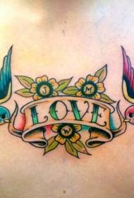 Krūtinės spalvos kregždės su gėlių raidės tatuiruotės raštu