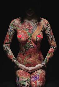 dziewczyna pełna wzoru tatuażu w japońskim stylu jest bardzo dzika