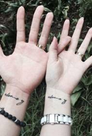 disegno di più linee nere letterarie belle coppie romantiche di tatuaggi