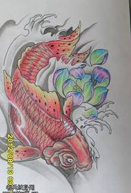 il tatuaggio del loto della carpa di colore funziona dalla figura del tatuaggio Condividiamo