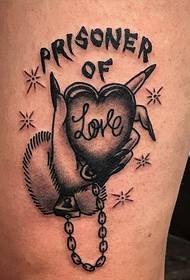 Ljubavni lijepi ručno uzorak molivih ruku tetovaža