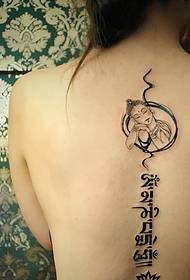 e preferuara e vajzës së tatuazhit të modës Sanskrit në shpinë