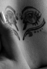 foto di tatuaggio addome grigio occhio umano simbolo