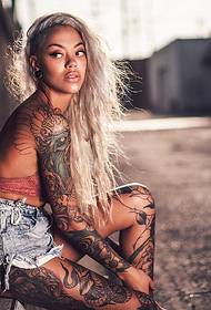 Bellezza indiana piena di personalità totem tatuazione di feminità distribuzione