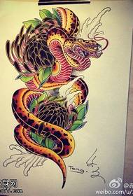 trabalhos de manuscrito de tatuagem de peônia de peixe de cobra de cor compartilhada por tatuagens