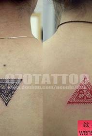 atgalinis totemo trikampio tatuiruotės modelis