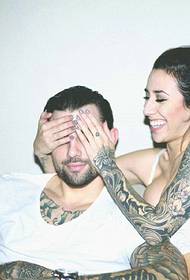 un gruppo di coppie straniere tatuano tatuaggi molto intimi