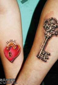 arm par rött hjärta nyckel tatuering mönster