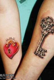 modello di tatuaggio chiave braccio cuore rosso coppia