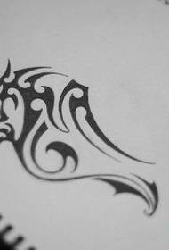 Tatuado de totemaj ŝablonoj de drako