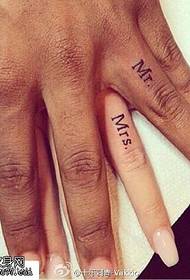 Padrão de tatuagem inglês no dedo de um casal