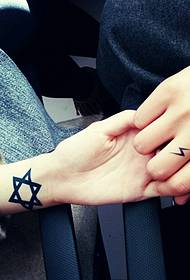 doce casal amor simboliza pequenas tatuagens