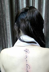 tatuaggio tatuaggio inglese moda capelli lunghi colonna vertebrale femminile