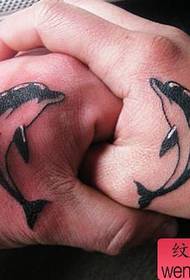 рука пара татуювання дельфіна