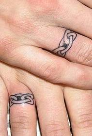 lavoro creativo del tatuaggio dell'anello di coppia
