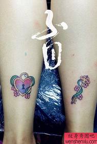 flicka ben vackra par älskar lås med nyckel tatuering mönster