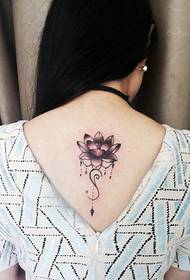 Tulang belakang gadis rambut panjang dengan pola tato lotus