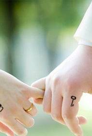modello piccolo tatuaggio chiave coppia coppia super classico