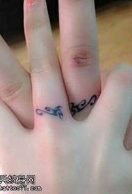 modèle de tatouage couple fleur de vigne doigt