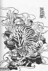 Tiger tattoo Punimet e dorëshkrimeve ndahen nga shfaqja e tatuazheve