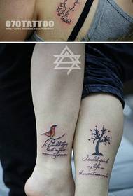 Tetovēšanas šova attēls, kurā dalās ar pāris tetovējuma modeli