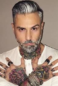 Il maschio mostra che il suo tatuaggio è molto bello