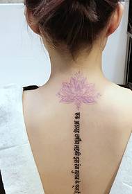 tato tato tulang belakang lotus dan Sansekerta