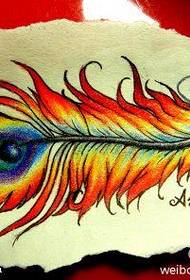 foto del manoscritto del tatuaggio della piuma del pavone di colore