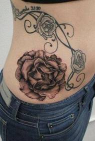mode vroulike sy-middellyf Fynroos met tatoeëring van die roos