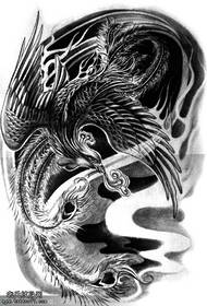 zuri-beltzeko zirriborroak phoenix tatuajearen eskuko argazkia