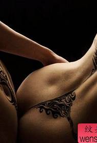 un patrón alternativo popular del tatuaje del tótem de la pareja