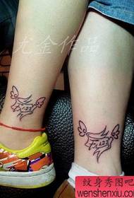 un paio di disegni di tatuaggi alfabeto inglese
