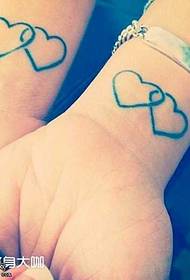 modello di tatuaggio coppia cuore doppio mano