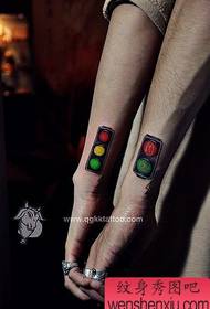 imwe yakakurumbira vaviri vaviri tattoo: Arm vaviri traffic mwenje tattoo maitiro