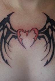 القلب القبلية الصدر مع نمط أجنحة الخفافيش الوشم