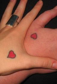 par jednostavnih crvenih ljubavnih tetovaža uzorak