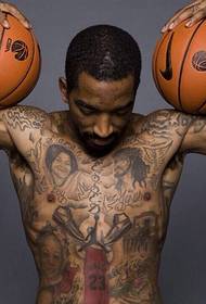 utenlandsk basketballstjerne full av personlighet totem tatovering
