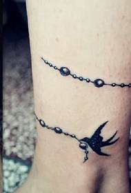 due piccole foto di tatuaggi freschi di coppia