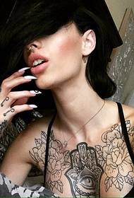 sexy krása plná krásných totem tetování