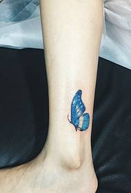 paljaat jalat pienen perhonen tatuointikuvion ulkopuolella