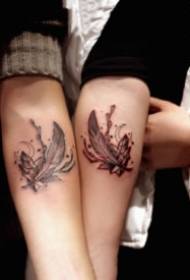 Tatuiruotės mėgėjui pavaizduota 9 mažų šviežių porų tatuiruočių nuotrauka