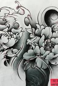 Tattoo Show Bar မှာ peony tattoo လက်ရေးမူများမှာတွေ့နိုင်ပါတယ်
