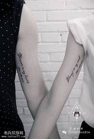 par modni angleški model tatoo
