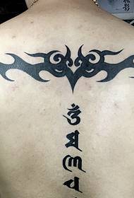Tatoo ya tattoo ya Sanskrit na totem pamoja