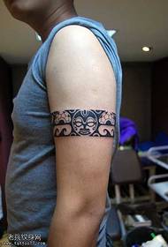 modèle de tatouage totem visage bras