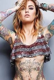 bellezza sexy piena di tatuaggi totem più vogliono entrare nel torto